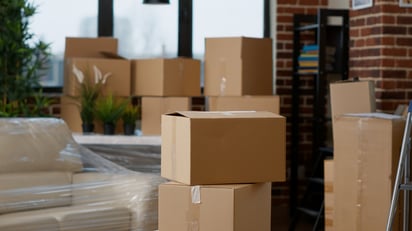 pudełka wysyłkowe w mieszkaniu niestandardowe krótkie pudełko Boxmat producent pudełek